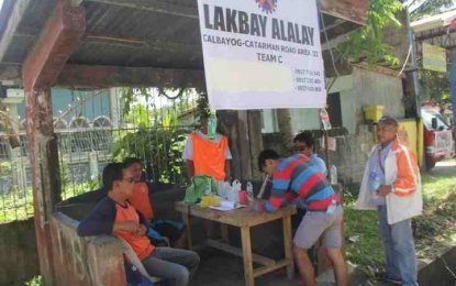 <p><strong>TRAVEL ASSISTANCE</strong>. A 'Lakbay Alalay' team deployed by the Department of Public Works and Highways along Calbayog-Catarman Road on Wednesday (March 28, 2018). (<em>Photo by DPWH Samar 1st district office)</em></p>